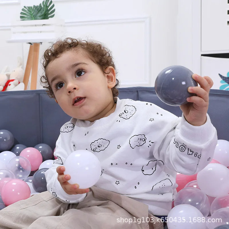 le bebe joue dans la piscine a balle bebe